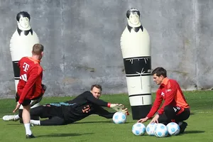 Thủ môn Manuel Neuer chấn thương chồng chấn thương