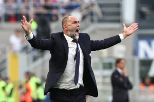 HLV Igor Tudor rất nóng bỏng trên đường biên