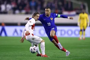 Kylian Mbappe đi bóng qua Luka Modric trong trận đấu ở Nations League