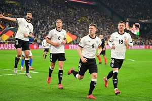 Tuyển Đức bùng nổ dẫn 3-0 trong hiệp 1 để đặt chiếc vé khỏi tầm với của Italy