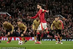 Bruno Fernandes có cách sút 11m rất tinh tế