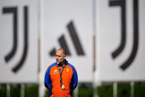 HLV Igor Tudor trên sân tập Juventus