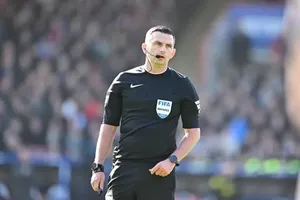 Trọng tài Michael Oliver có thu nhập đến 250.000 bảng/năm