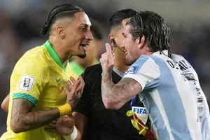 Raphinha (trái, Brazil) đã trả giá vì coi thường chủ nhà Argentina