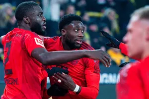 Dayot Upamecano (trái) và Alphonso Davies (phải) đều dính chấn thương