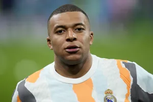 Kylian Mbappe hy sinh hơn 200 triệu euro nhưng Real đã bù lại 100 triệu euro 'phí trao tay'.