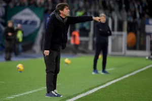 HLV Antonio Conte chỉ đạo các cầu thủ Napoli