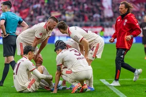 HIroki Ito (21) không thể chơi tiếp khiến Bayern chỉ còn 10 người