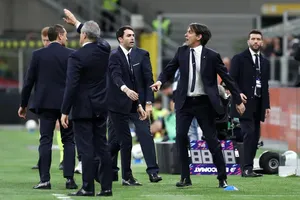 HLV Simone Inzaghi lãnh thẻ đỏ vì phản ứng thái quá