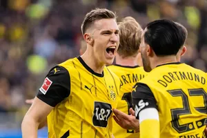 Nico Schlotterbeck (trái) và Emre Can ăn mừng bàn thắng 2-0 của Borussia Dortmund