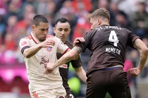 Raphael Guerreiro (trái) là điểm yếu của hàng thủ Bayern Munich hiện thời