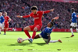 Luis Diaz đi bóng trước hậu vệ Everton