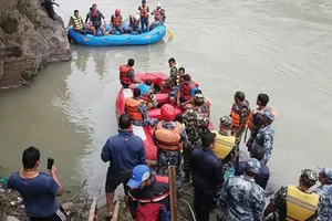 Khẩn trương tìm kiếm nạn nhân mất tích (Ảnh Hymalayan Times)