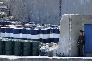 Trung Quốc đã thông báo sẽ ban hành  lệnh  giới hạn xuất khẩu dầu mỏ sang Triều Tiên từ năm sau