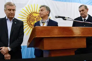 Tổng thống Argentina Mauricio Macri (giữa) và Bộ trưởng Quốc phòng Oscar Aguad (trái). Ảnh: Clarin