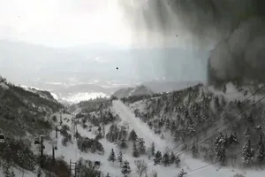 Khu trượt tuyết ở Agatsuma, tỉnh Guma, bị khói đen của núi lửa bao phủ. Nguồn: japan news