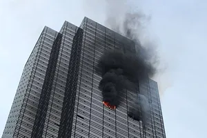 Lửa bùng phát trên tầng 50 của Tháp Trump ở ở quận Manhattan. Ảnh : INDIPENDENT