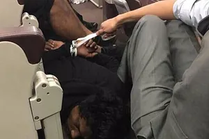 Manodh Marks đã tìm cách xâm nhập buồng lái và bị khống chế. Ảnh: DAILY MAIL