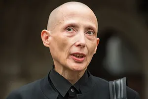 Christie Elan-Cane cáo buộc Chính phủ Anh đã có hành vi “phân biệt đối xử” với người mang giới tính thứ ba. Ảnh: AP