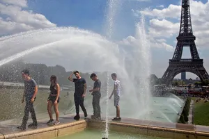 Tháp Eiffel ngày 1-8. Ảnh: AP