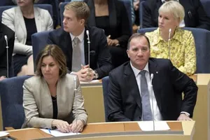 Thủ tướng Stefan Löfven (trái) trong cuộc bỏ phiếu tín nhiệm ngày 25-9. Ảnh: AP
