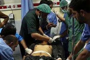 Cấp cứu người bị thương trong vụ đánh bom ngày 21-10. Ảnh: ABC News