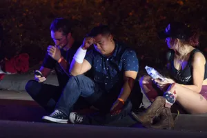 Những người may mắn sống sót. Ảnh: Los Angeles Times