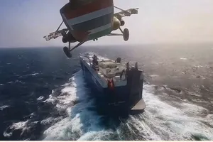 Bức ảnh do lực lượng Houthi công bố cho thấy một chiếc trực thăng đang tiếp cận tàu chở hàng 'Galaxy Leader' ở Biển Đỏ vào tháng trước, ngay trước khi bị nhóm này chiếm giữ. 