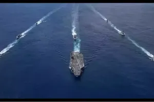 Hải quân Ấn Độ vừa cứu được một tàu buôn sau khi bị cướp biển tấn công. Ảnh: Timesnow