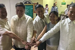 Chủ tịch Thượng viện Juan Miguel Zubiri (thứ 2 từ trái sang) chụp ảnh cùng các Thượng nghị sĩ ngày 20-5-2024. Ảnh: INQUIRER.NET