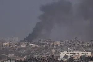 Khói bốc lên bầu trời sau vụ nổ ở Dải Gaza, nhìn từ miền nam Israel, ngày 21 - 5. Ảnh : CNN