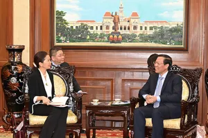 Đồng chí Phan Văn Mãi tiếp bà Pauline Tamesis. Ảnh: VIỆT DŨNG