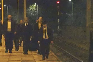 Ngoại trưởng Nhật Bản Takeshi Iwaya (thứ 3 từ phải sang) chuẩn bị lên tàu đến Ukraine từ miền Đông Ba Lan. Ảnh: Kyodo