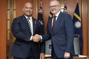 Tổng thống Nauru David Adeang và Thủ tướng Anthony Albanese sau lễ ký hiệp ước an ninh. Ảnh : ABC News