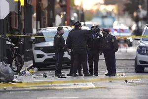 Hiện trường vụ xả súng xảy ra gần hộp đêm Amazura tại quận Queens, thành phố New York (Mỹ). Ảnh: ABC NEWS