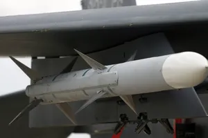 Tên lửa tầm trung AIM-120D-3 dưới cánh máy bay chiến đấu F-15C. Ảnh: MILITARNYI