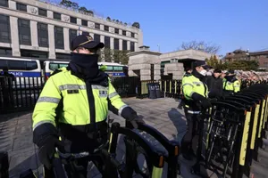 Cảnh sát được bố trí xung quanh Tòa án Hiến pháp ở trung tâm Seoul ngày 6-3 trong bối cảnh lo ngại ngày càng tăng về các cuộc biểu tình bạo lực của những người ủng hộ hoặc phản đối việc luận tội Tổng thống Yoon Suk Yeol nếu phán quyết khác với kỳ vọng của họ. Ảnh: Yonhap