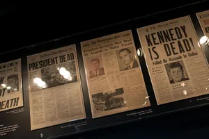 Trang nhất về vụ ám sát Tổng thống John F. Kennedy trên khắp các tờ báo Mỹ . Ảnh : Getty Images