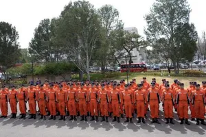 Đội cứu hộ quốc gia Trung Quốc trước khi lên đường đến Myanmar ngày 29-3. Ảnh: THX 