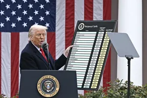 Tổng thống Trump quyết định “thuế chiết khẩu đối ứng” áp dụng với hàng hóa nhập khẩu vào nền kinh tế lớn nhất thế giới. Ảnh: BLOOMBERG