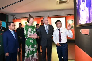 Nhà vua Philippe và Hoàng hậu Mathilde đang được chia sẻ về hậu quả chất độc da cam trong chiến tranh xâm lược của Mỹ ở Việt Nam tại Bảo tàng Chứng tích chiến tranh. Ảnh: VIỆT DŨNG