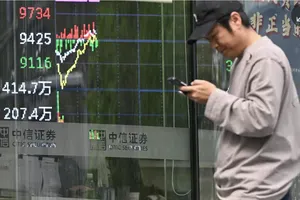 Màn hình hiển thị giá cổ phiếu tại Bắc Kinh. Ảnh : GETTY IMAGES