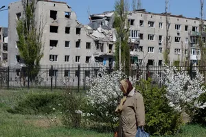 Một tòa nhà chung cư bị chiến tranh tàn phá ở Avdiivka, miền Đông Ukraine, vào ngày 20-4 năm 2025. Ảnh: Reuters