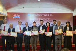 Kiều bào tiêu biểu được biểu dương tại buổi họp mặt. Ảnh: HẠNH CHI