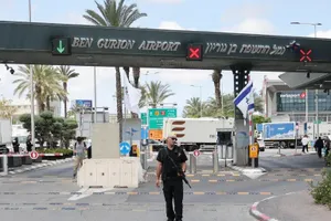 Nhân viên an ninh Israel chốt chặn ở lối vào sân bay Ben Gurion, Tel Aviv, sau một cuộc tấn công bằng tên lửa trước đó được phóng từ Yemen. Ảnh: REUTERS