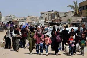 Người dân Palestine di tản sau khi quân đội Israel ban hành lệnh di dời khỏi thành phố Khan Younis, phía nam Dải Gaza. Ảnh : Reuters