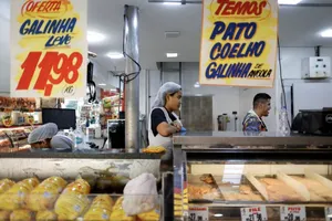 Thịt gà tại một siêu thị ở Brazil. Ảnh: whbl