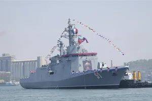 Một tàu khu trục lớp Choe Hyon 5.000 tấn của Triều Tiên hạ thủy tại Nampho vào tháng 4. Ảnh: KCNA 