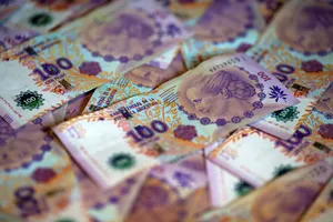 Những nhà đầu tư quốc tế sẽ trả USD và nhận lại peso Argentina khi nước này tìm cách tăng dự trữ ngoại hối. Ảnh: REUTERS