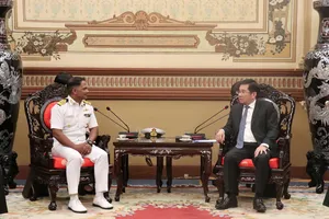 Phó Chủ tịch Thường trực UBND TPHCM Dương Ngọc Hải tiếp Đại tá C Praveen Thomas, Thuyền trưởng tàu INS Darshak thuộc Hải quân Ấn Độ. Ảnh: KHÁNH HƯNG